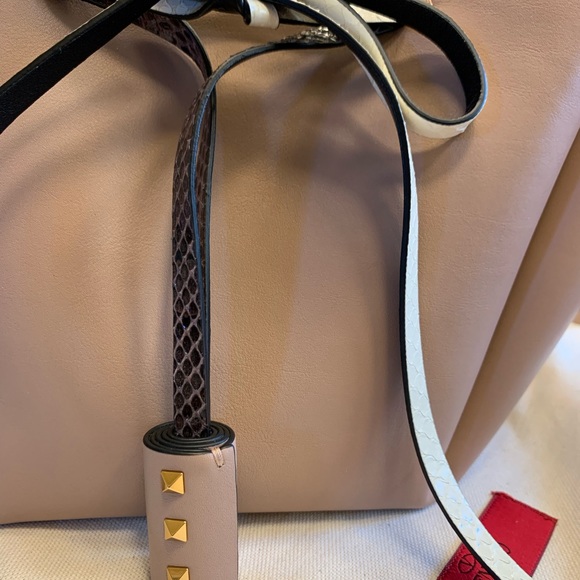 Valentino Rockstud V logo bucket crossbody medium - Picture 7 of 9